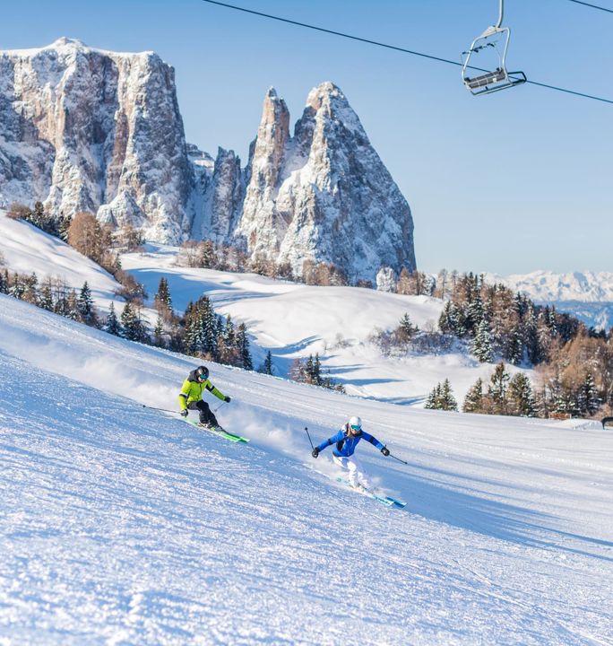 Zwei Skifahrer bei der Abfahrt